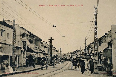 Phố Hàng Đào khi còn mang tên Pháp là “Rue de la Soie” (Ảnh tư liệu: ANTĐ)