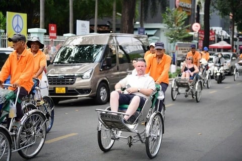 Du khách nước ngoài tham quan quận 1, TP.HCM - Ảnh: Quang Định/Báo Tuổi trẻ