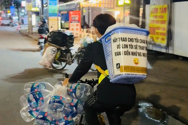 Nhóm muốn san sẻ nhọc nhằn bằng cách thiết thực nhất là nhặt ve chai cùng và đem cho tặng