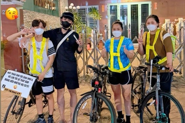 Hình ảnh ba bạn trẻ cùng những chiếc xe đạp kèm theo dòng chữ “Hãy trao cho tôi chai nhựa, vỏ lon, tôi sẽ thay bạn mang đến nụ cười”