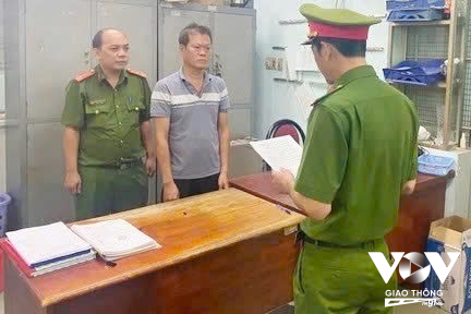 Đối tượng bị triệu tập lên làm việc và tiến hành bắt khẩn cấp để điều tra