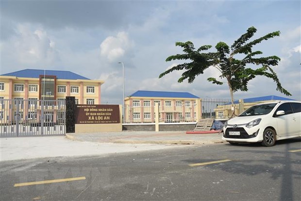 Trụ sở UBND xã tại khu tái định cư Lộc An-Bình Sơn đã hoàn thành (Ảnh: TTXVN)