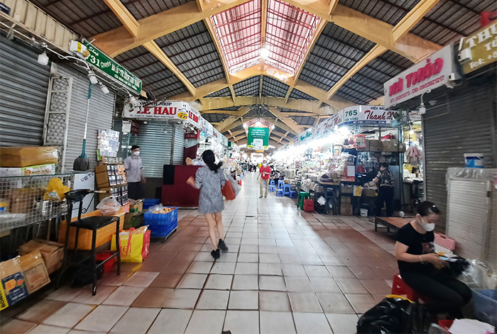 Cảnh buôn bán ế ẩm, vắng vẻ tại chợ Bến Thành. Ảnh: CAND