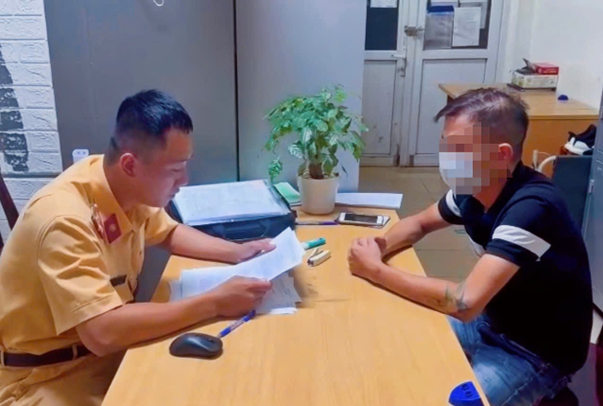 Tài xế xe khách tại Cơ quan Công an.