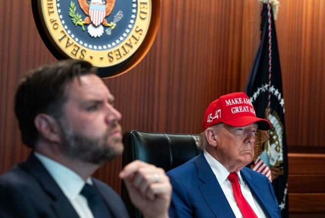 Tổng thống Mỹ Donald Trump và Phó Tổng thống JD Vance trong Phòng Tình huống theo dõi cuộc không kích Iran, tối 21.6 theo giờ Mỹ. Ảnh: Nhà Trắng