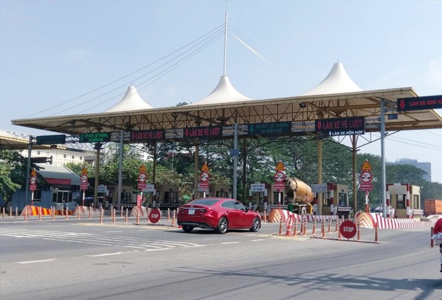 Trạm thu phí điện tử không dừng trên đường Nguyễn Văn Linh, TP.HCM (Ảnh: VGP)
