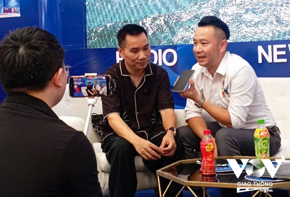MC Mạnh Thắng đang giao lưu cùng khách tham quan về VOV Giao thông Duyên hải
