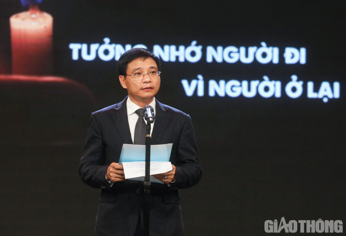 Bộ trưởng Bộ GTVT, Phó Chủ tịch thường trực Uỷ ban ATGT Quốc gia Nguyễn Văn Thắng phát biểu tại Lễ tưởng niệm (Ảnh: Tạ Hải)
