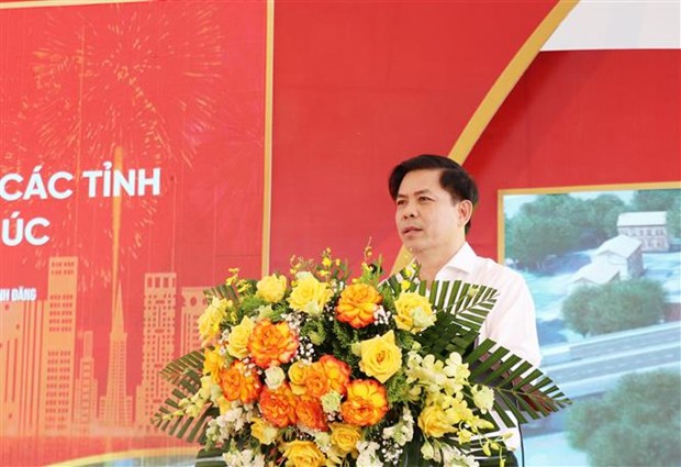 Bộ trưởng Bộ Giao thông vận tải Nguyễn Văn Thể phát biểu tại lễ khởi công. (Ảnh: Hoàng Nguyên/TTXVN)