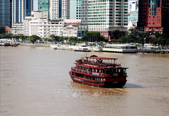 Tàu du lịch lưu thông trên sông Sài Gòn. Ảnh minh họa: Hồng Đạt/TTXVN