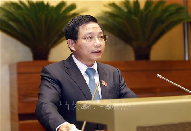 Bộ trưởng Bộ GTVT Nguyễn Văn Thắng trình bày Tờ trình của Chính phủ về dự án Luật Đường bộ (sửa đổi) (Ảnh: TTXVN)