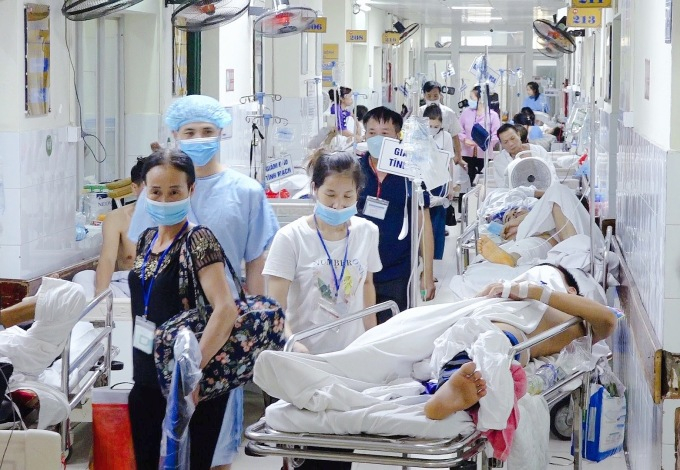 Những ngày này tại các bệnh viện công trên địa bàn Hà Nội, bệnh nhân dồn về rất đông (Ảnh: VnExpress)