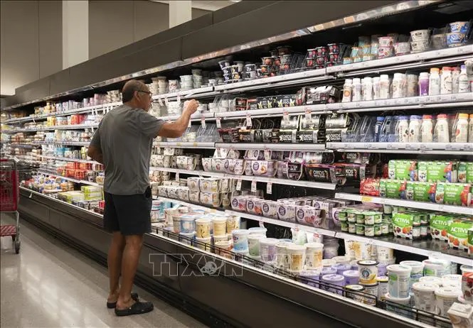 Người dân mua sắm tại siêu thị ở San Mateo, California, Mỹ, ngày 17/10/2023. Ảnh: THX/TTXVN