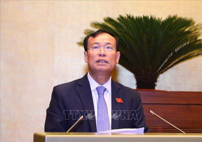 Bộ trưởng Bộ Giao thông vận tải Nguyễn Văn Thắng trình bày Tờ trình về dự án Luật Đường bộ (Ảnh: TTXVN)
