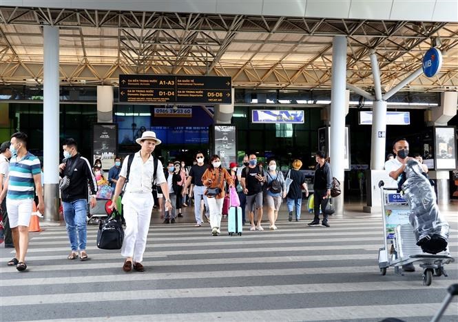 Hành khách tại Ga đến trong nước, Cảng hàng không Tân Sơn Nhất. Ảnh: Hồng Đạt/TTXVN