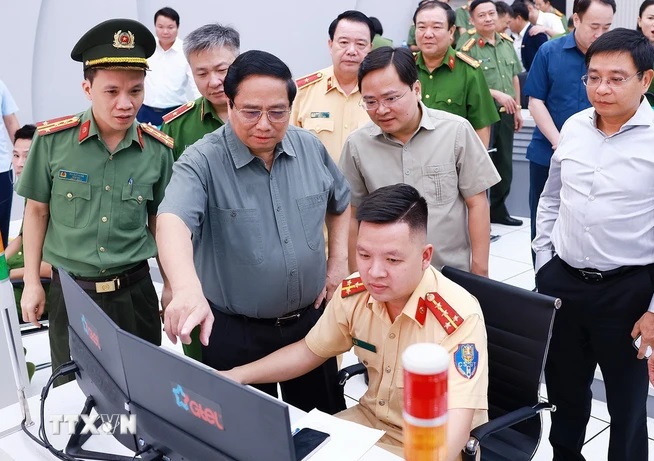 Thủ tướng Phạm Minh Chính thăm Trung tâm thông tin chỉ huy Công an tỉnh Bắc Ninh. (Ảnh: Dương Giang/TTXVN)