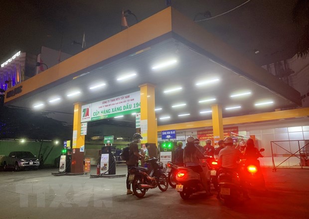 Người dân mua xăng tại Cửa hàng xăng dầu trên đường Hoàng Văn Thụ (quận Phú Nhuận, Thành phố Hồ Chí Minh), tối ngày 12/10 (Ảnh: TTXVN)