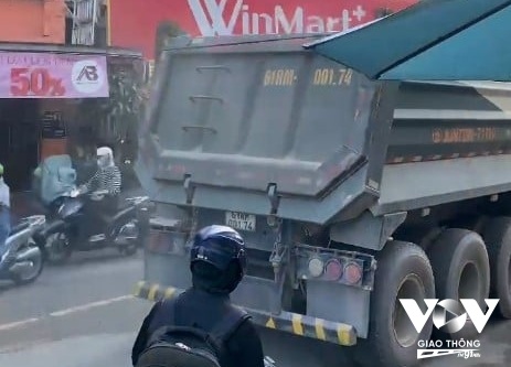 Xe ben loại 2 cầu chạy qua đường Nguyễn Thị Nhuần vào ban đêm. ảnh cắt camera