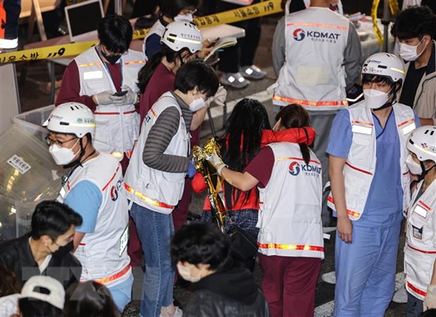 Nhân viên y tế hỗ trợ nạn nhân tại hiện trường vụ giẫm đạp trong lễ Halloween ở Itaewon, Seoul, Hàn Quốc ngày 30/10/2022. (Ảnh: Yonhap/TTXVN)