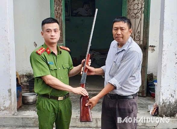 Người dân tự nguyện giao nộp vũ khí cho Công an xã Cẩm Hưng (Cẩm Giàng) - Ảnh: Báo Hải Dương
