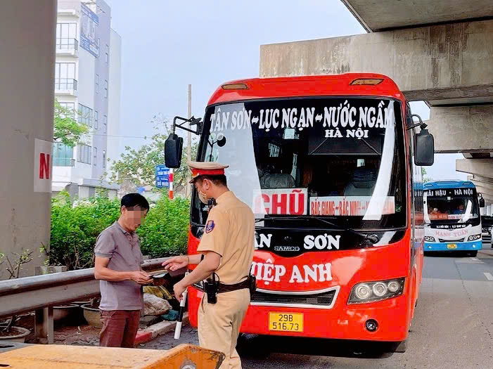 CSGT kiểm tra xe đón khách sai quy định