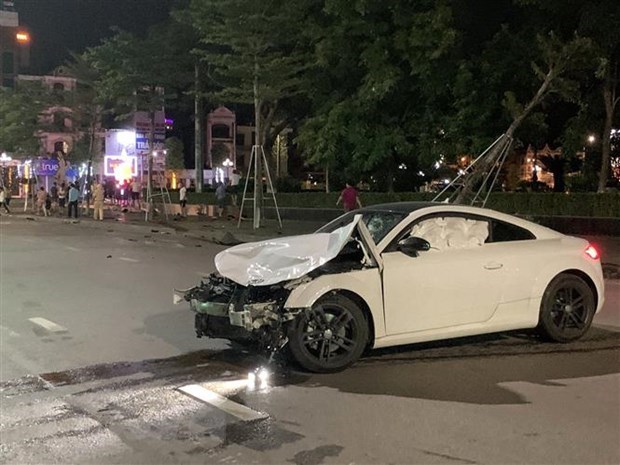 Chiếc xe gây tai nạn giao thông tại Bắc Giang đêm 2/6 làm 3 người chết, gây bức xúc dư luận (Ảnh: TTXVN)
