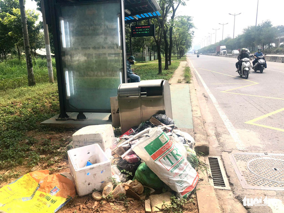 Rác thải đổ tràn lan tại nhiều trạm xe buýt trên xa lộ Hà Nội (TP Thủ Đức). Ảnh: Tuổi trẻ