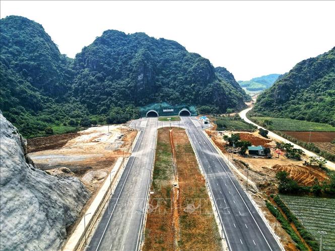 Hầm Thung Thi trên tuyến cao tốc Mai Sơn - Quốc lộ 45 (Ảnh: TTXVN)