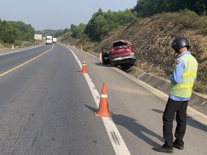 Xe ô tô gặp sự cố vỡ lốp trên cao tốc Cam Lộ - La Sơn sáng 4/4/2024