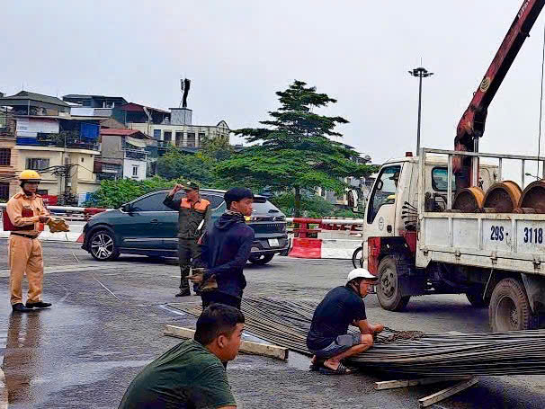 CSGT huy động phương tiện, phối với tài xế di chuyển số sắt bị rơi xuống đường