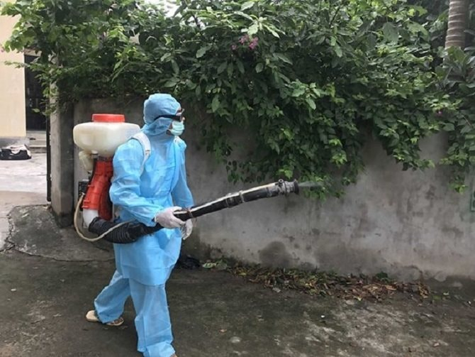Phun hóa chất diệt muỗi truyền bệnh sốt xuất huyết tại quận Hai Bà Trưng (Nguồn: Sở Y tế)
