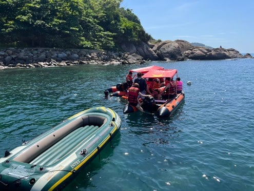 Tour lặn ngắm san hô trái phép ở bán đảo Sơn Trà đang nở rộ, đe dọa gây tổn hại đến các rạn san hô nơi đây nhưng việc xử lý lại vô cùng nan giải. Ảnh: NLĐ