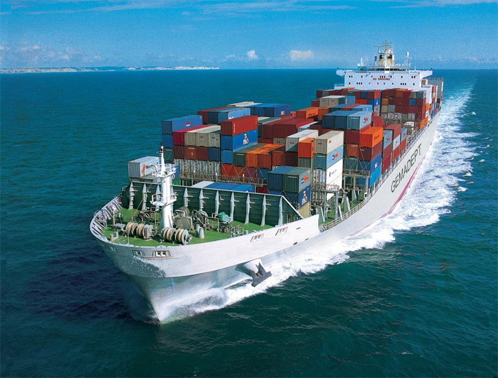 Năng lực xếp dỡ và trung chuyển container tại nhiều cảng thủy nội địa còn hạn chế, các trang thiết bị xếp, dỡ hàng hóa còn lạc hậu (Ảnh: Báo Đầu tư)