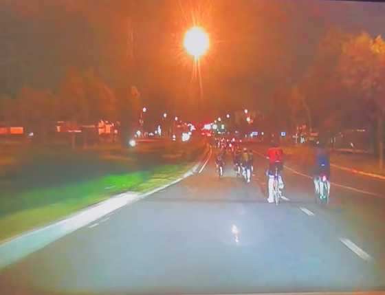 Người chạy xe đạp lấn dàn hàng 2 hàng 3 trên đường Võ Văn Kiệt