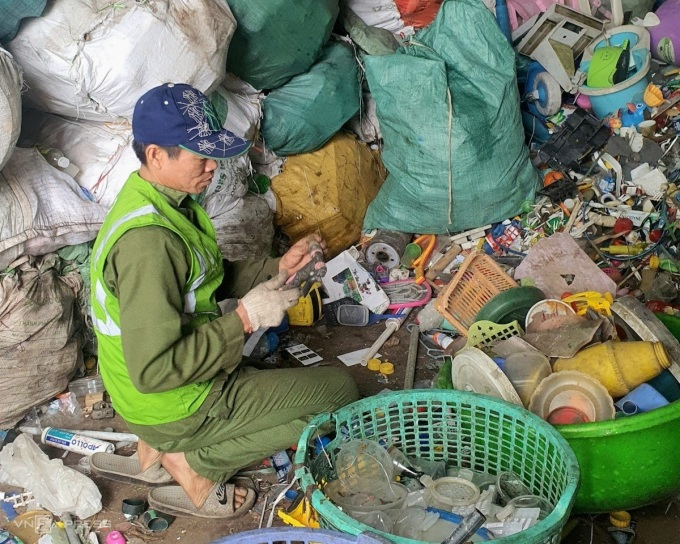 Công nhân VietCycle phân loại các loại rác nhựa được thu gom. Ảnh: VietCycle