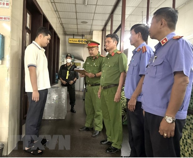 Cơ quan Cảnh sát Điều tra Công an huyện Định Quán tống đạt các Quyết định khởi tố bị can và Lệnh bắt bị can để tạm giam đối với Lê Dương, Phó Giám đốc Công ty TNHH Thành Bưởi (Ảnh: TTXVN)