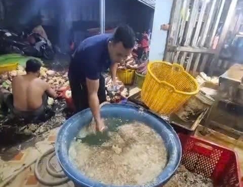 Các cơ sở có hành vi ngâm hoa chuối với chất hàn the và chất tẩy trắng không rõ nguồn gốc