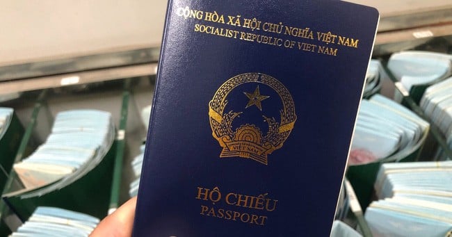 Để tạo điều kiện cho công dân có nhu cầu, Bộ Công an quyết định sẽ ghi bổ sung thông tin nơi sinh vào phần 'bị chú' trong tấm hộ chiếu mẫu mới của công dân