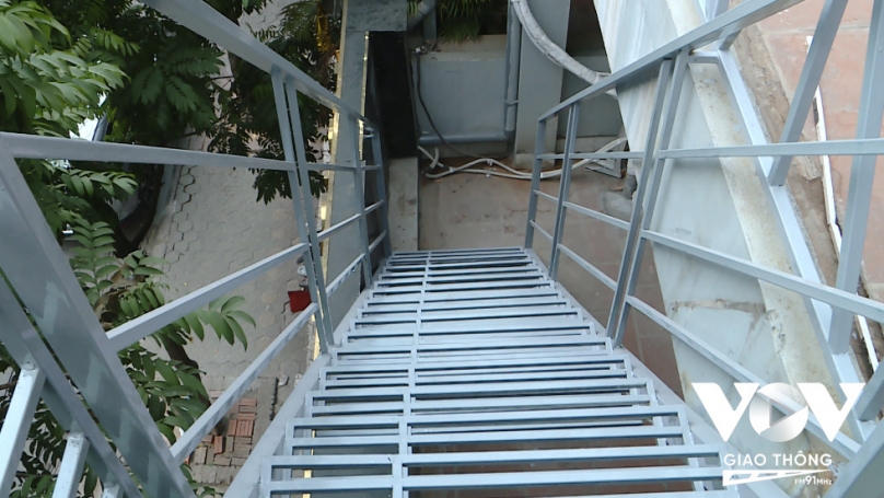 Cầu thang thoát nạn được thiết kế cả đằng trước và sau quán karaoke.