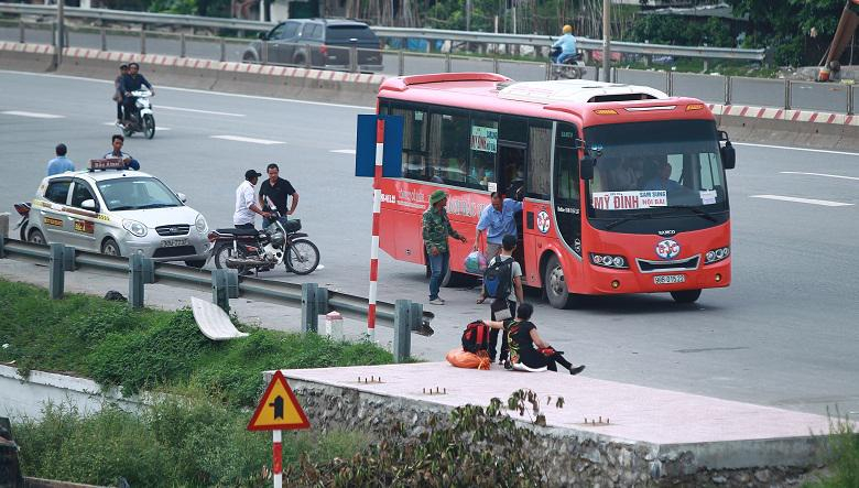 Xe khách đón trả khách sai quy định trên đường Võ Văn Kiệt, huyện Đông Anh. Ảnh: Kinh tế đô thị