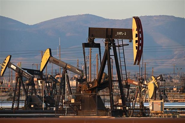 Một giếng dầu tại Kern, California (Mỹ). Ảnh: AFP/TTXVN