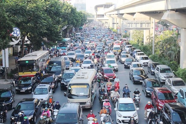 Giao thông với các dòng phương tiện hỗn hợp trên đường Nguyễn Trãi giờ cao điểm. Ảnh: Tiền Phong