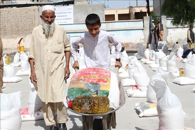 Người dân nhận lương thực cứu trợ tại tỉnh Nangarhar, Afghanistan, ngày 8/6/2022. Ảnh: THX/TTXVN