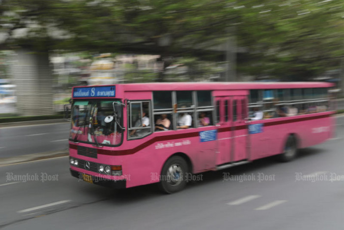 Một chiếc xe tuyến xố 8 lao vun vút trên những con phố đông đúc của Bangkok. Ảnh: Bangkok Post