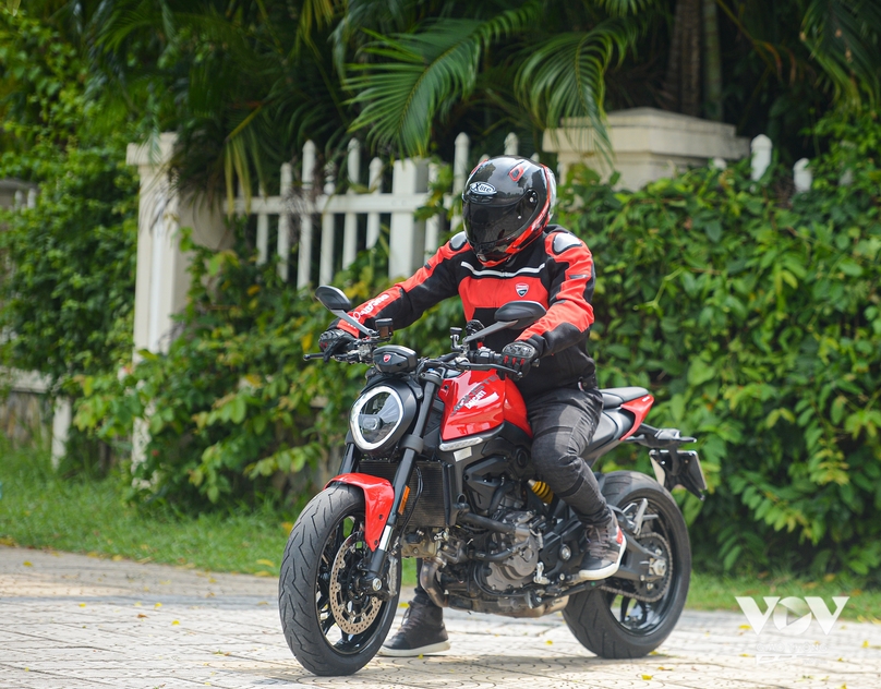 Độ cao yên tiêu chuẩn mẫu nakedbike của Ducati ở mức 820 mm. Xe cũng được điều chỉnh góc lái tăng thêm 7 độ, lên 36 độ. Tay lái đưa về gần người lái hơn khoảng 7 cm.
