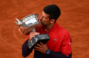 Hublot đồng hành với Novak Djokovic lên nhận cúp Grand Slam thứ 23