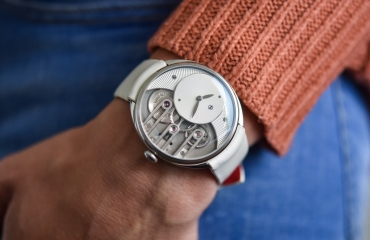 Đồng hồ Armin Strom Lady Beat: Thanh lịch, Nữ tính và đậm chất Kỹ thuật