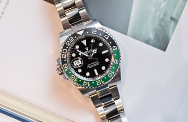 Đồng hồ Rolex Oyster Perpetual GMT-Master II 126720VTNR để đeo bên tay phải?